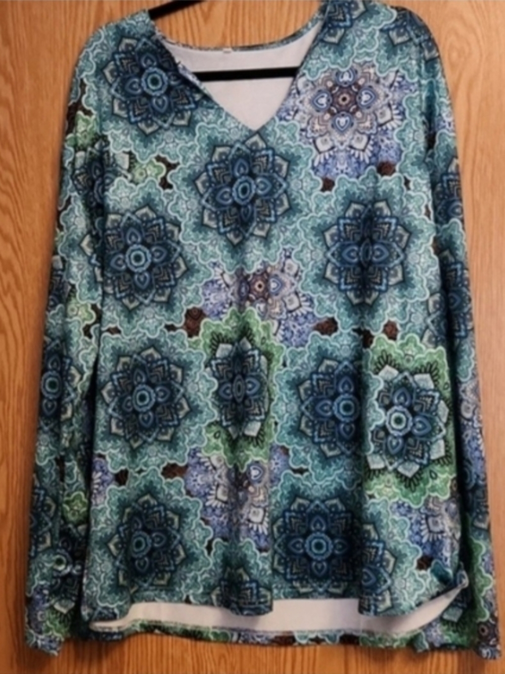 Women’s Medallion Patterned V-Neck Long Sleeve Top